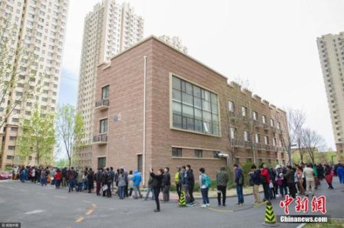 资料图：北京一公租房项目现场排队办理公租房登记的队伍。图片来源：视觉中国
