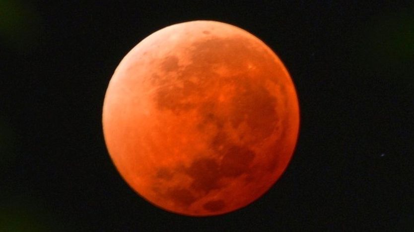 “血月”当头照 是凶是吉全球各地说法各异