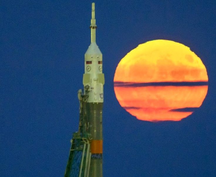 2016年，"超级月亮"注视下的俄国拜科努尔航天基地的火箭