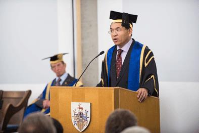英国首位华裔大学校长:改革开放成就我 感谢祖国