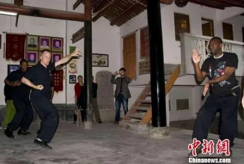 资料图：外国友人在福建咏春切磋白鹤拳。姚德纯 摄