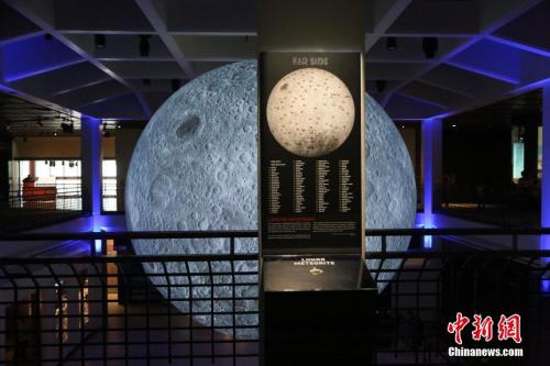 资料图：当地时间4月25日，为纪念“阿波罗11号”成功登月50年，休斯敦自然科学博物馆展出”超级大月亮”。