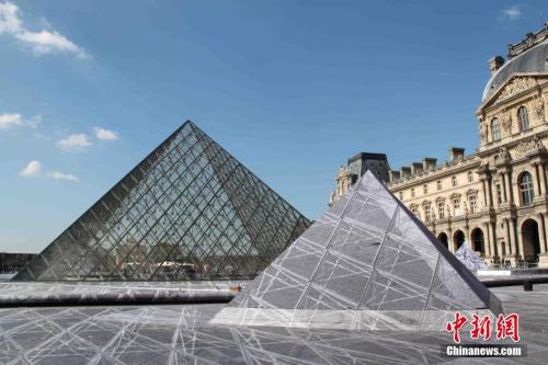 资料图：法国卢浮宫玻璃金字塔入口。