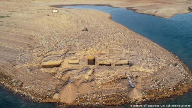 水库干了 突然出现一座3000多年前的宫殿...