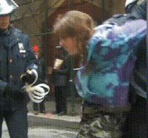 美国警察抓捕“占领华尔街”运动抗议者。来源：央视视频截图。