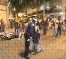 美国警察抓捕“占领华尔街”运动抗议者。来源：央视视频截图。