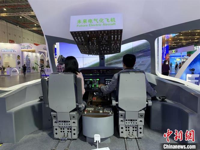 参会者不仅可以在中国馆“驾驶”C919“飞”上蓝天，也可以操作“深海勇士”号深海“作业”。　康玉湛 摄