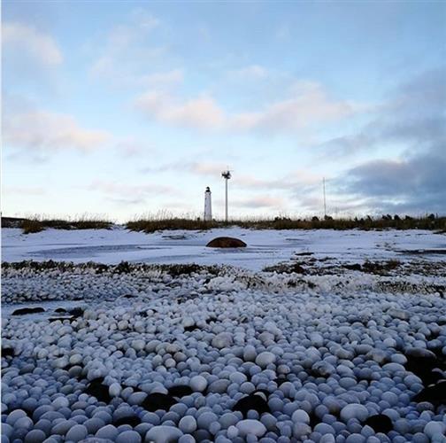 芬蘭小島現驚人奇景 數千萬「冰蛋」佔領海灘