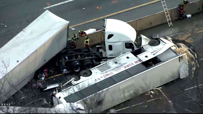 美国发生重大交通事故 多车相撞 至少65死伤