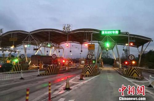  资料图：收费站开通货车ETC专用车道。江西省高速公路联网管理中心 供图