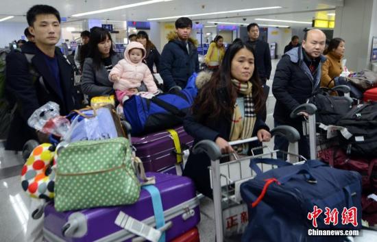 1月24日，中国2016年春运拉开帷幕，福州机场迎来台胞侨胞返乡客流高峰。预计春运期间，福州机场出入境旅客将达到22万人次，出入境旅客将达到日均5500人次。刘可耕 摄