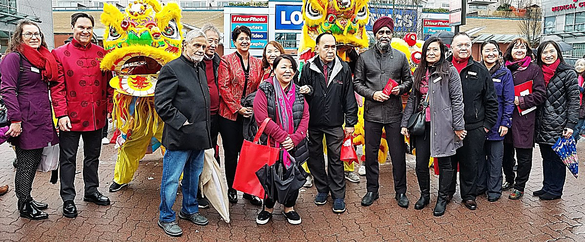 温哥华域多利街商业促进会举行「瑞犬呈祥、 醒狮贺岁」贺新岁活动