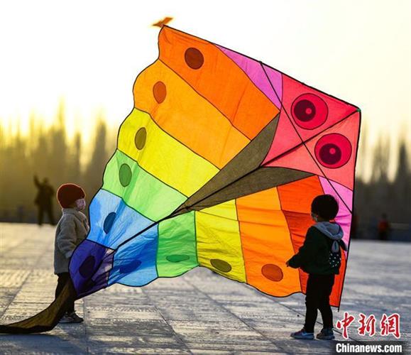 3月22日，敦煌市民在敦煌鸣沙山下党河大桥附近的空地上放风筝。　王斌银 摄