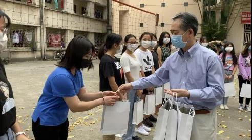 驻越南大使看望在越中国留学生并发放“健康包”。 图片来源：中国驻越南大使馆网站