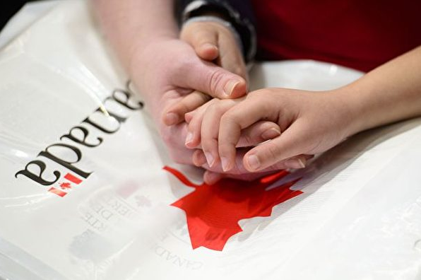 加拿大移民申请费全面涨价 配偶移民申请​照常