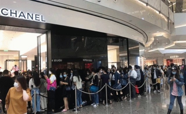 Chanel售价增幅最多19％  门市涌人潮 ！
