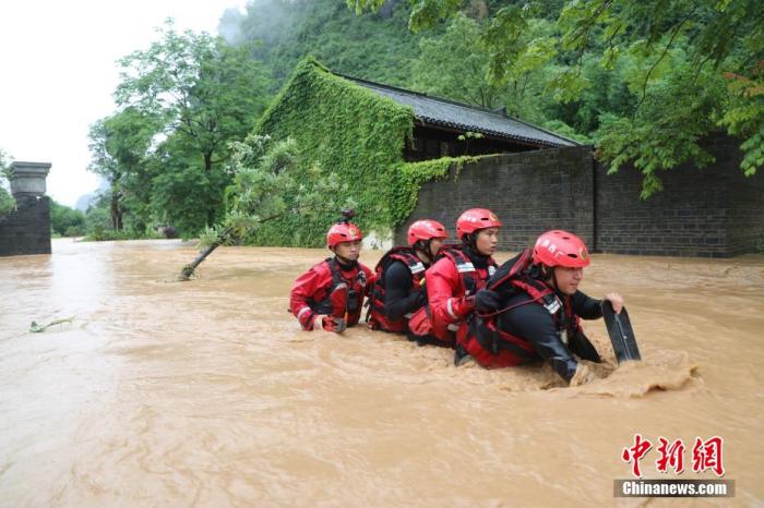 6月7日，广西桂林市消防救援人员营救洪涝灾害被困人员。熊有发 摄