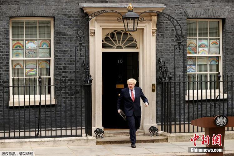 资料图：2020年4月27日，英国首相约翰逊返回位于唐宁街10号的首相官邸恢复工作。