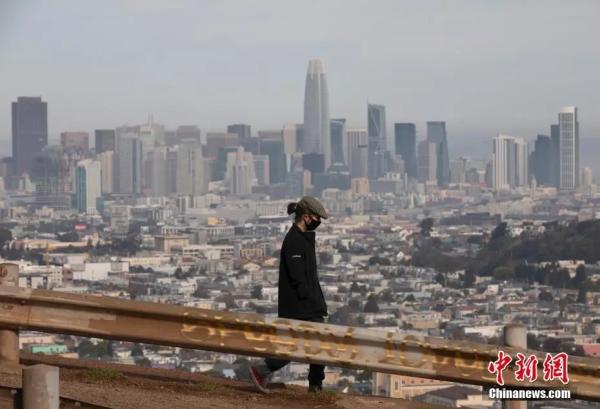 资料图：美国加州旧金山市民在一处公园休闲。