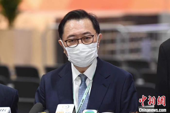 香港选举管理委员会主席冯骅巡视投票站后会见记者并表示，投票站运作顺畅。　李志华 摄