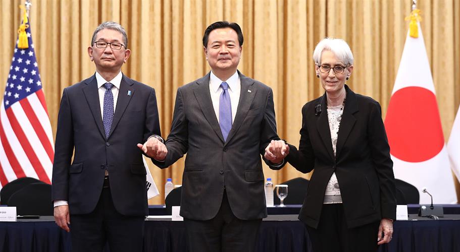 当地时间2022年6月8日，韩国首尔，韩美日三国当日进行副外长级会谈。图为左起：日本外务省事务次官森健良、韩国外交部第一次官赵贤东、美国副国务卿舍曼。人民视觉 图