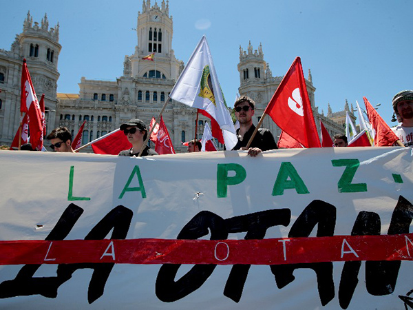 这是6月26日在西班牙马德里拍摄的游行现场。数千人26日在西班牙首都马德里市中心参加反对北约、呼吁世界和平大游行。新华社 图