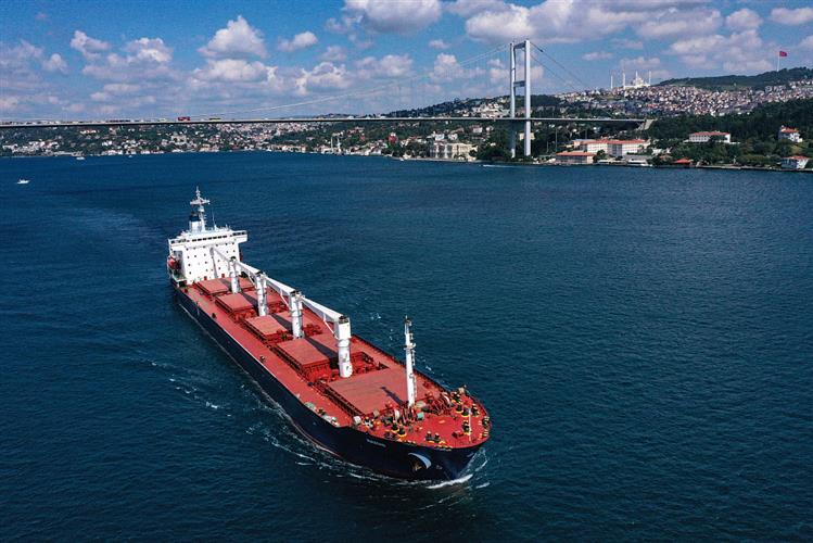 当地时间2022年8月3日，土耳其伊斯坦布尔，悬挂塞拉利昂国旗的干货船Razoni载着26527吨玉米，从土耳其伊斯坦布尔出发，在俄罗斯、乌克兰、土耳其和联合国联合协调中心(JCC)代表于2022年8月3日完成检查后，通过“七月十五日烈士大桥”周围前往黎巴嫩。视觉中国 图