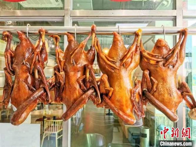 圆仔炳快餐店熟食操作间挂起的五味鹅，色香诱人 李晓春 摄