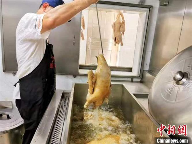 处理干净的鹅，上色风干后可入锅油炸 李晓春 摄