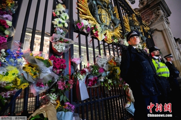 当地时间9月8日，英国女王伊丽莎白二世逝世，享年96岁。伊丽莎白二世生于1926年，于1952年继承王位，是英国历史上在位时间最长的君主。当天，大批民众来到白金汉宫外进行悼念。图为白金汉宫门前插满鲜花。