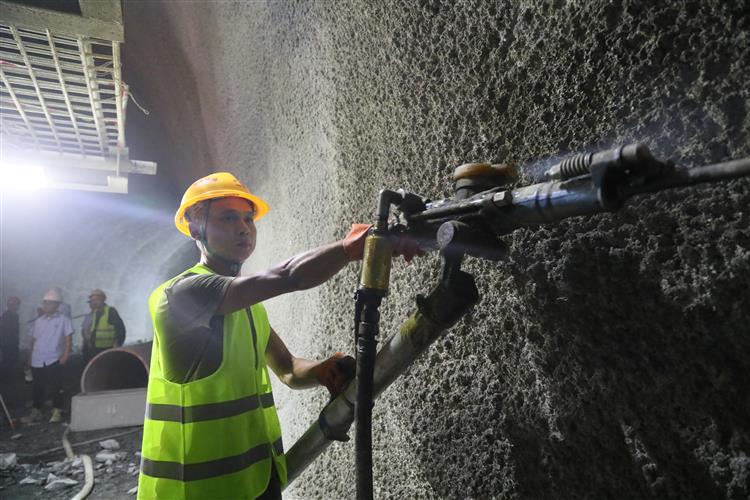 云南：世界最长在建时速350公里高铁隧道进入正洞施工