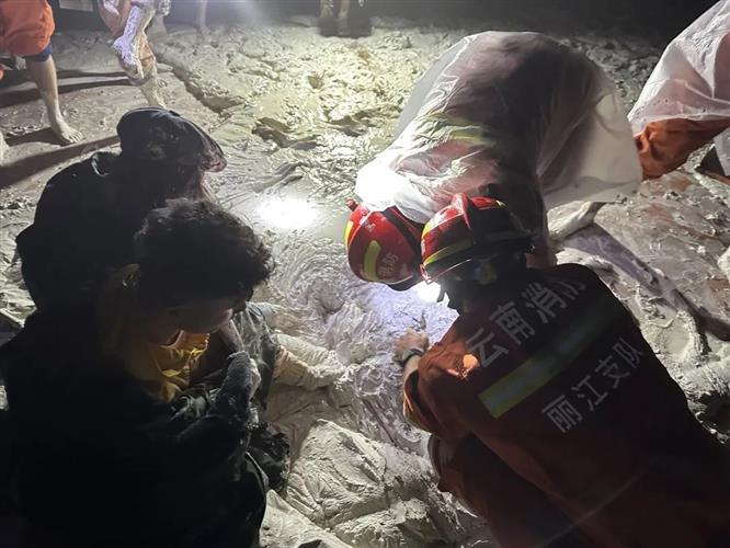 两名游客被困河床冰冷泥沼，消防人员徒手挖开淤泥营救