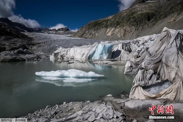 资料图。“保温”防融化 瑞士为阿尔卑斯最古老冰川盖上毯子。