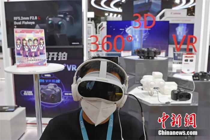 2022年11月5日，第五届中国国际进口博览会技术装备展区，参观者在佳能展台体验VR技术。殷立勤 摄