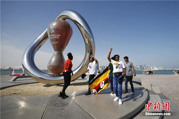 球迷在卡塔尔世界杯倒计时广场上参观游览。富田 摄