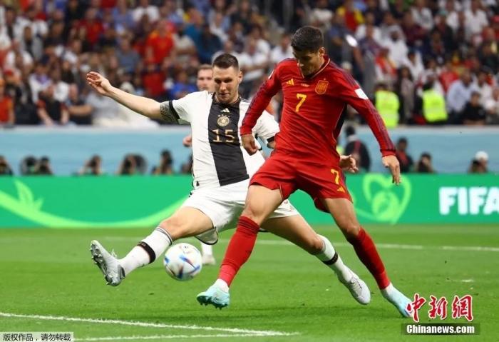图为西班牙队7号球员莫拉塔(红)射门瞬间。