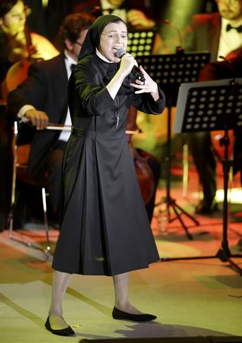 2004年6月5日修女史库夏在歌唱节目“意大利好声音”中的最后比赛卖力献唱。AP资料图