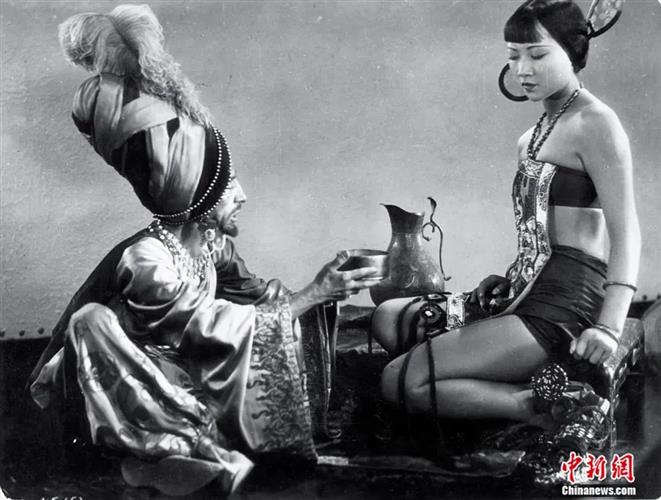 1924年黄柳霜出演电影《巴格达窃贼》剧照。