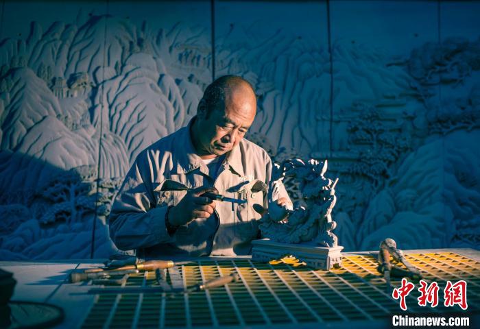 2006年，临夏砖雕列入第一批国家级非物质文化遗产名录。图为沈占伟在雕刻。(资料图) 赵永正 摄