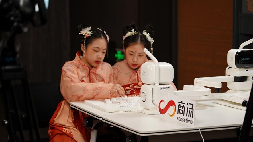 中国象棋版“人机大战”再上演 9岁双胞胎战胜AI