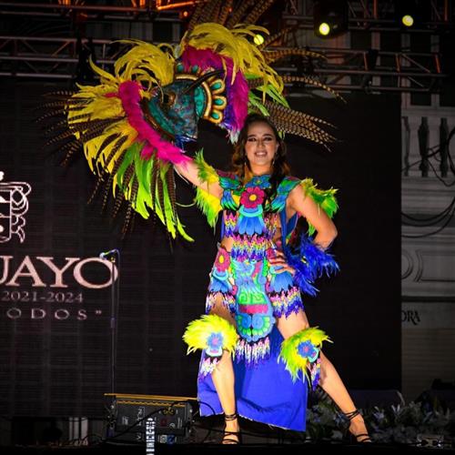 22岁墨西哥佳丽安德莉雅身穿一件有着华丽羽毛的传统服装参赛。