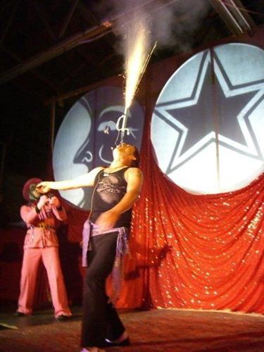 59岁吞剑表演者尼尔森是拥有超过25年表演经历的传奇级人物。