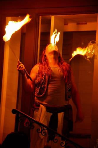 尼尔森宣称自己是世界上唯一表演过“火箭喷射式吞剑”的人。FB图