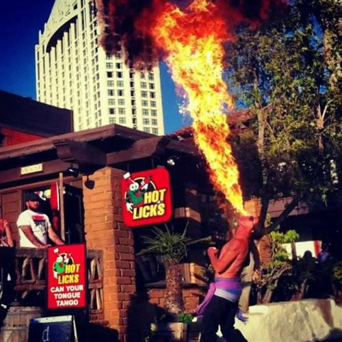 尼尔森宣称自己是世界上唯一表演过“火箭喷射式吞剑”的人。FB图