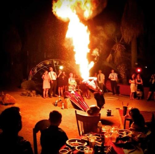 尼尔森表演“火箭喷射式吞剑”。FB图