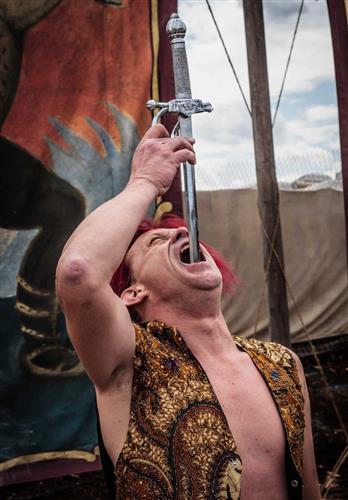 尼尔森在一次表演吞下5把剑后突然出现呼吸困难，原来吞入体内的长剑已刺穿肺部，以及腹腔上缘的横隔膜，甚至伤及肝脏，一度险死。