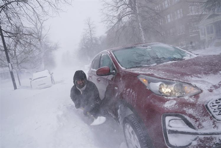 大雪令美国部分最繁忙的交通路线关闭。美联社