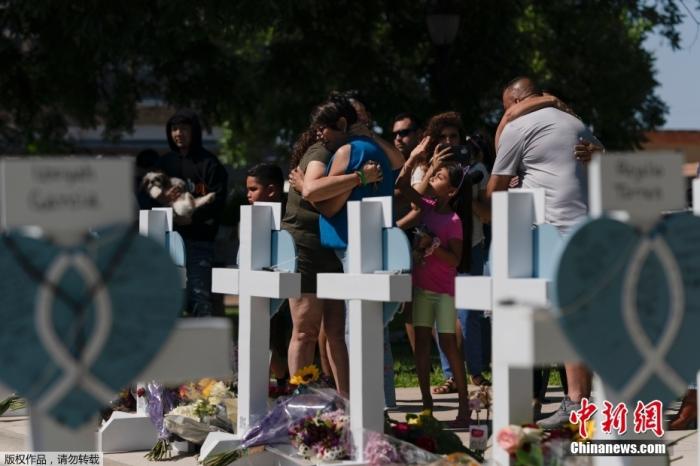 当地时间5月26日，美国得克萨斯州尤瓦尔迪市，民众悼念小学枪击案遇害者。当地一所小学5月24日发生枪击案，造成21人死亡，其中包括19名儿童。