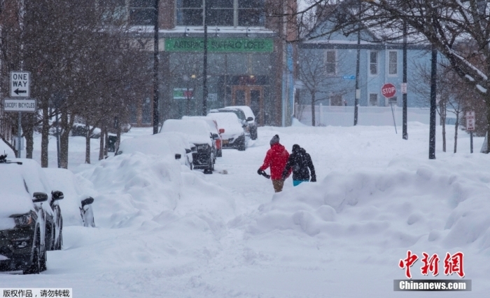 当地时间12月26日，美国白宫发表声明宣布，美国总统拜登批准纽约州进入紧急状态，并下令联邦政府对该州抗击暴风雪灾情提供援助，国土安全部、联邦紧急事务管理局将协调救灾工作。

美国纽约州西部地区正面临冬季风暴的严重冲击。该州西部部分地区的积雪深度达到约109厘米。纽约州西部布法罗市遭受了45年来最严重暴风雪的袭击，导致该市及周边地区交通瘫痪。

美国连日来遭受大范围冬季风暴侵袭，据美国全国广播公司12月26日报道，本轮冬季风暴已经在美国造成至少57人死亡，涉及纽约、伊利诺伊、科罗拉多等12个州。

图为当地时间12月26日，美国纽约州布法罗市，民众在堆满积雪的街道上穿行。

文字来源：央视新...