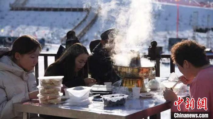 新疆那拉提雪地涮火锅游客体验“冰火两重天”